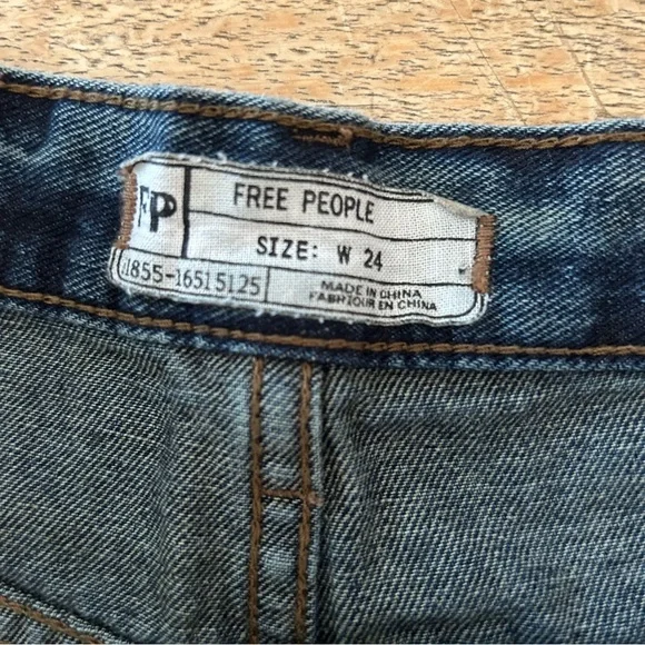 Free People, multi-button fly, denim shorts - Size 24 - Picture 3 of 5